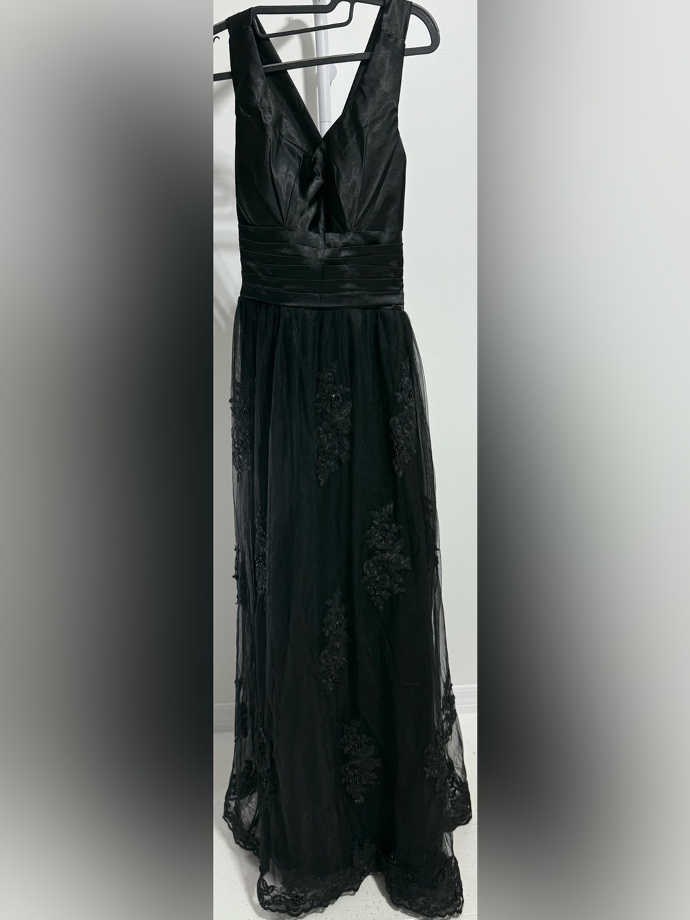 Elegant Black V-Neck Embroidered Evening Dress